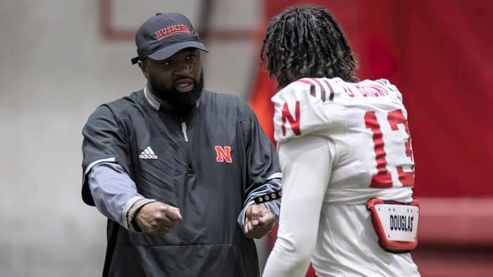 Travis Fisher and Omar Brown cornerback spring practice 2022.03.30 3126
